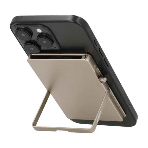 CARDPROTECTOR-ALUMINIUM-MAGSAFE-STAND-NATURAL-TITANIUM3.png